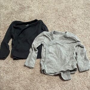 The Honest Company Black and Gray Long Sleeve Tees